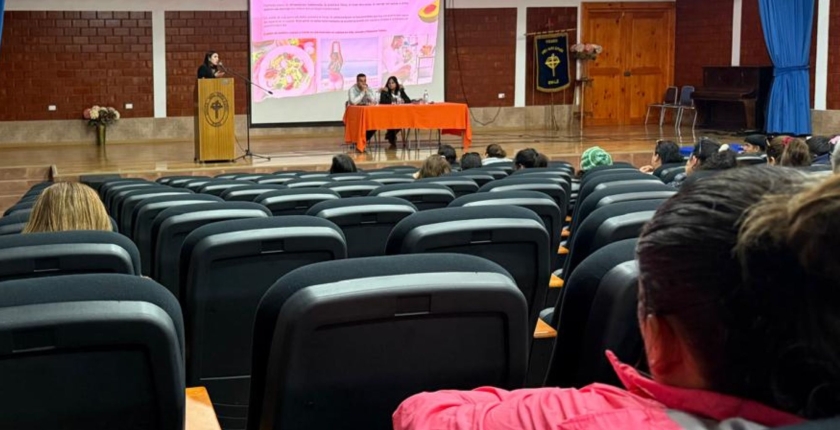 Apoderados/as participan en Actividad de Formación en el Colegio